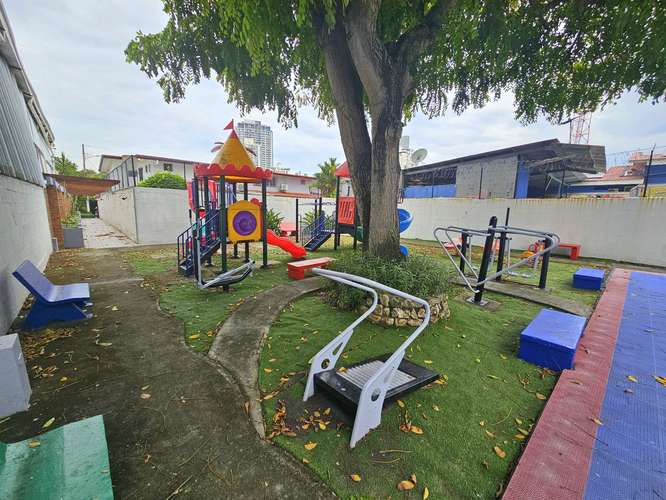 Venta de Casa en Esquina con Enorme Patio en Altos de La Loma - Pueblo Nuevo. Precio Negociable