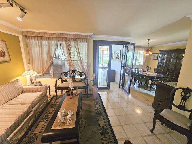 Venta de Casa en Esquina con Enorme Patio en Altos de La Loma - Pueblo Nuevo. Precio Negociable