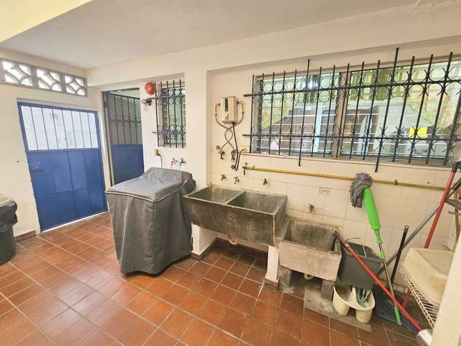 Venta de Casa en Esquina con Enorme Patio en Altos de La Loma - Pueblo Nuevo. Precio Negociable