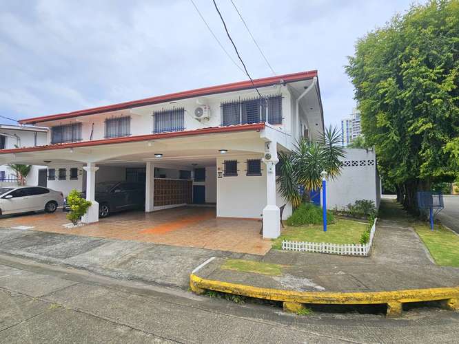 Venta de Casa en Esquina con Enorme Patio en Altos de La Loma - Pueblo Nuevo. Precio Negociable