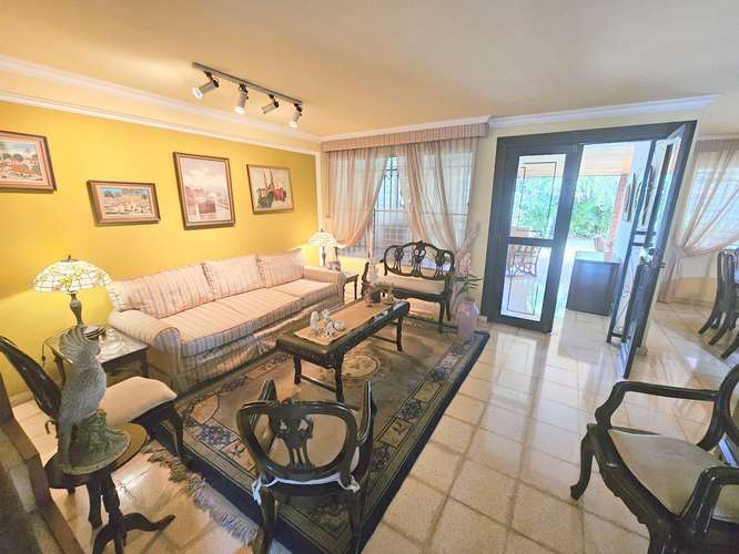 Venta de Casa en Esquina con Enorme Patio en Altos de La Loma - Pueblo Nuevo. Precio Negociable