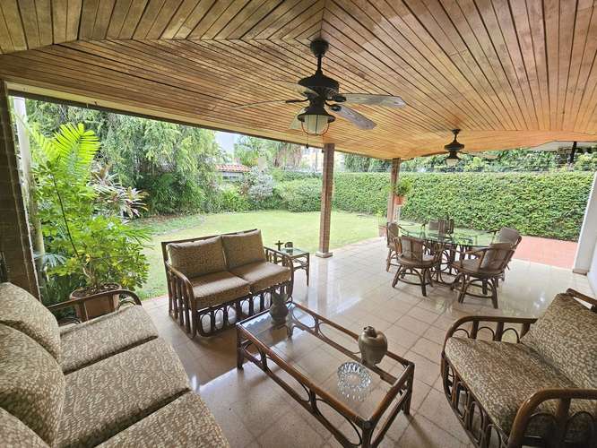 Venta de Casa en Esquina con Enorme Patio en Altos de La Loma - Pueblo Nuevo. Precio Negociable