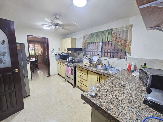 Venta de Casa en Esquina con Enorme Patio en Altos de La Loma - Pueblo Nuevo. Precio Negociable