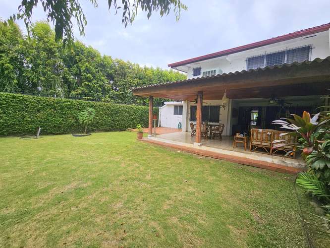 Venta de Casa en Esquina con Enorme Patio en Altos de La Loma - Pueblo Nuevo. Precio Negociable