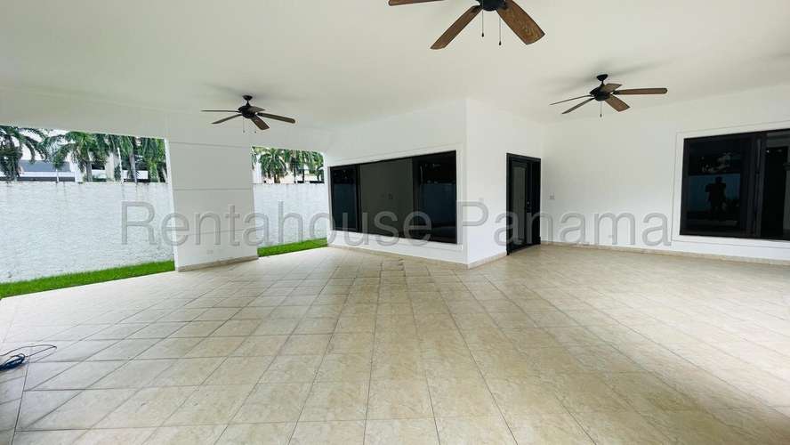 Venta casa en Paseo del Parque, Costa del Este - piscina y jardín | uVIK-26-6541