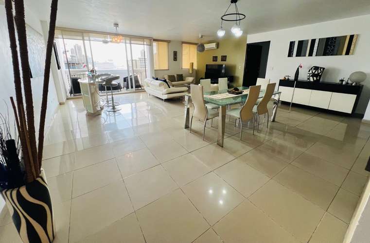 Alquilo amplio apartamento amoblado en Obarrio, 3 recamaras, 200m2, balco, area social completa.