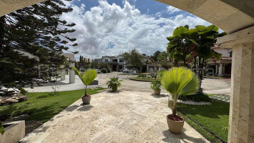 Venta casa en Royal Pacific, Costa del Este - calle cerrada | uVIK-25-8762