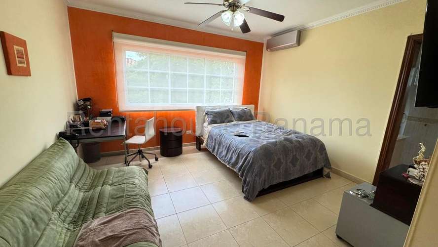 Venta casa en Royal Pacific, Costa del Este - calle cerrada | uVIK-25-8762