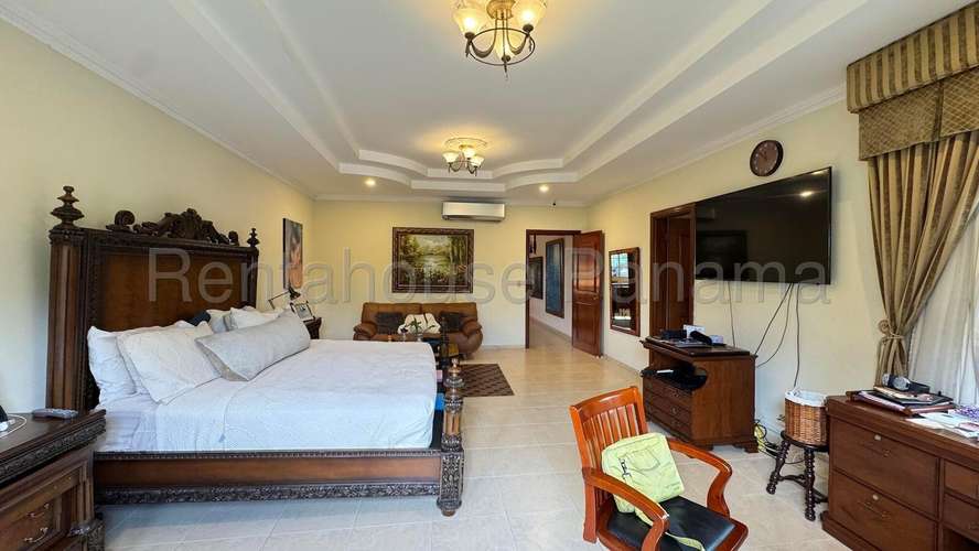 Venta casa en Royal Pacific, Costa del Este - calle cerrada | uVIK-25-8762