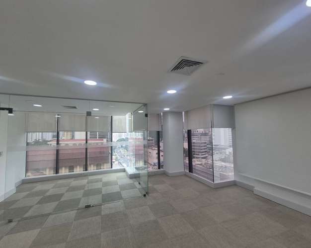 Alquilo Oficina Remodelada en Obarrio con vista a la metropoli - Imagen 12