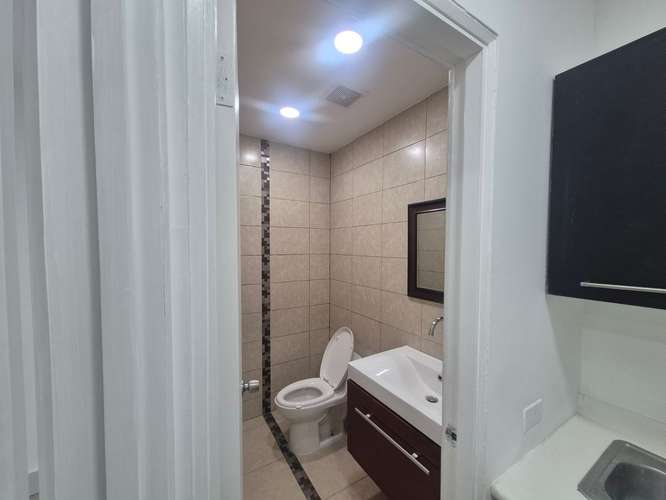 Alquilo Oficina Remodelada en Obarrio con vista a la metropoli - Imagen 7