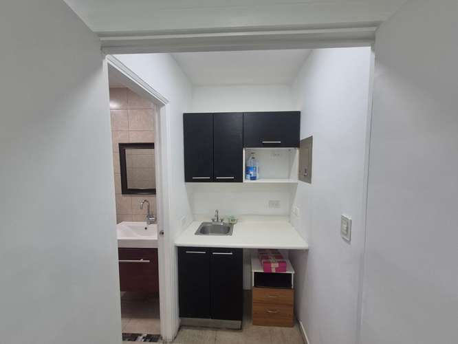 Alquilo Oficina Remodelada en Obarrio con vista a la metropoli - Imagen 6
