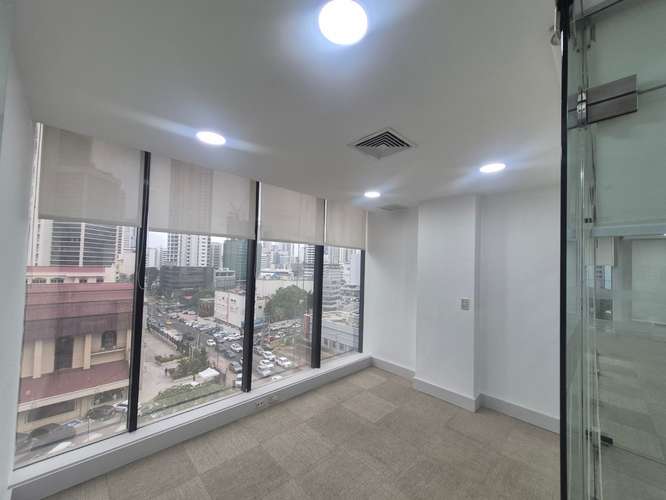 Alquilo Oficina Remodelada en Obarrio con vista a la metropoli - Imagen 5
