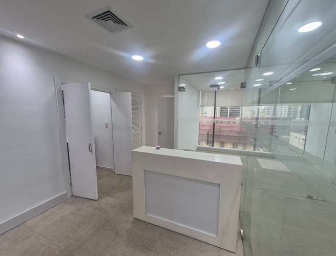 Alquilo Oficina Remodelada en Obarrio con vista a la metropoli - Imagen 13