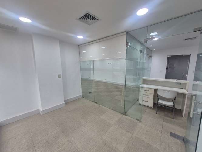 Alquilo Oficina Remodelada en Obarrio con vista a la metropoli - Imagen 4
