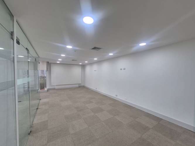 Alquilo Oficina Remodelada en Obarrio con vista a la metropoli - Imagen 3