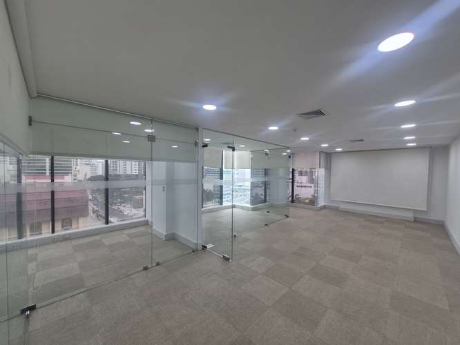 Alquilo Oficina Remodelada en Obarrio con vista a la metropoli