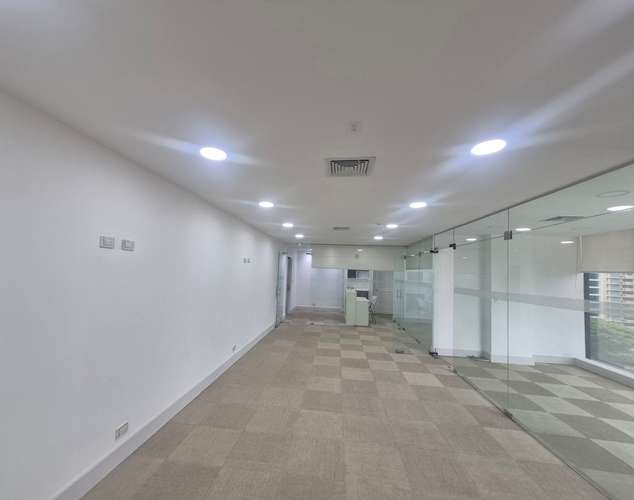 Alquilo Oficina Remodelada en Obarrio con vista a la metropoli - Imagen 11