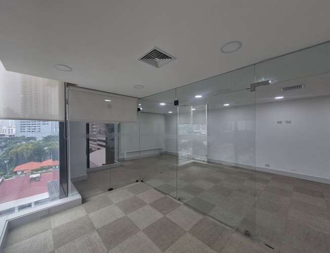 Alquilo Oficina Remodelada en Obarrio con vista a la metropoli - Imagen 9