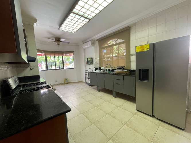 Casa de Lujo con Amplia Terraza y Piscina - Imagen 2