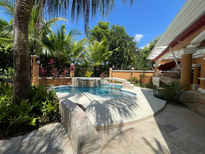 Casa de Lujo con Amplia Terraza y Piscina - Imagen 1