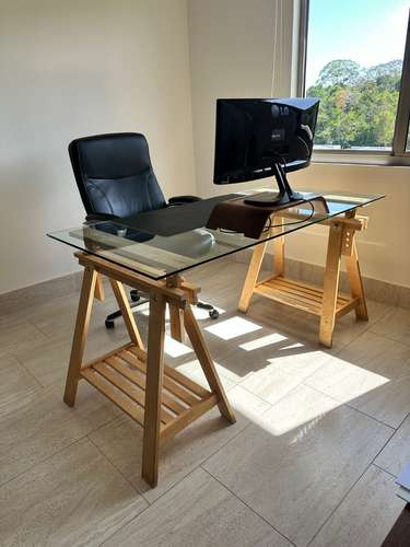 Escritorio con tope de vidrio templado y silla de oficina