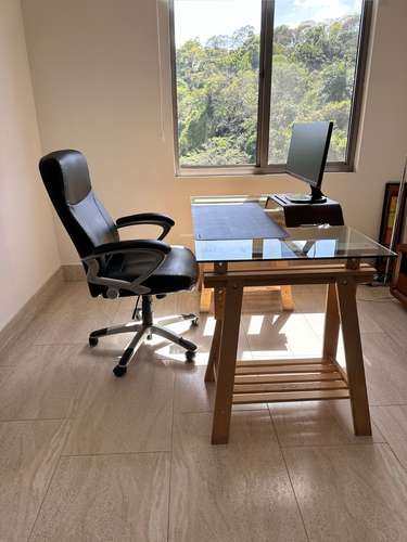 Escritorio con tope de vidrio templado y silla de oficina - Imagen 2