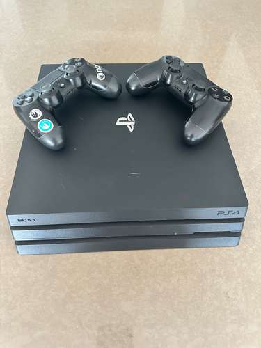 PlayStation 4 Pro (PS4 Pro) con 2 controles