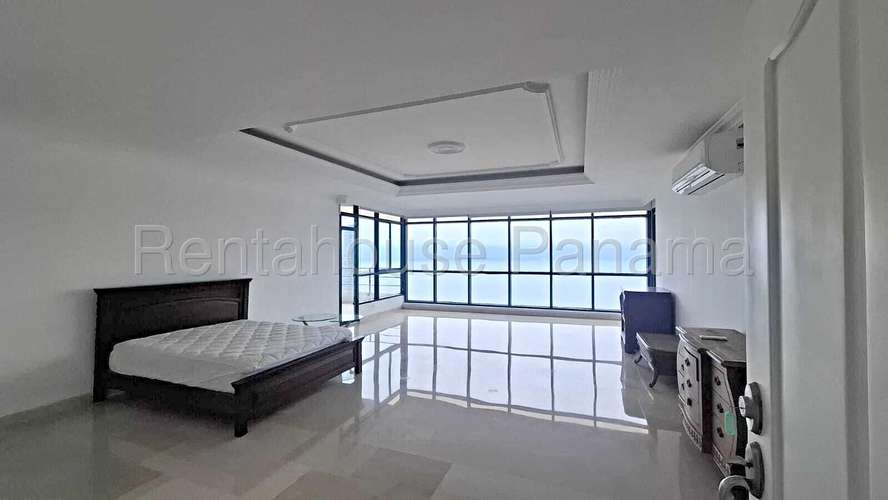  Venta de Exclusivo Penthouse en la Avenida Balboa   AK