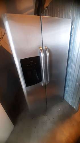 Nevera Frigidaire de 26 pies 2 puertas verticales buen estado - Negociable