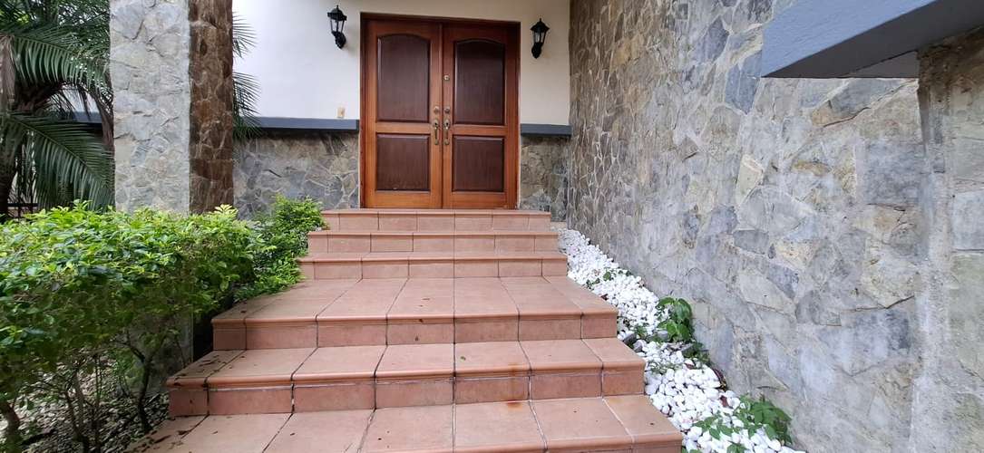 **Elegante y Espaciosa Residencia en Exclusiva Comunidad Cerrada (Clayton)* - Imagen 2