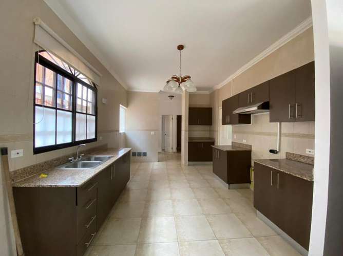 VENTA CASA CON AMPLIO PATIO EN CLAYTON - Imagen 3