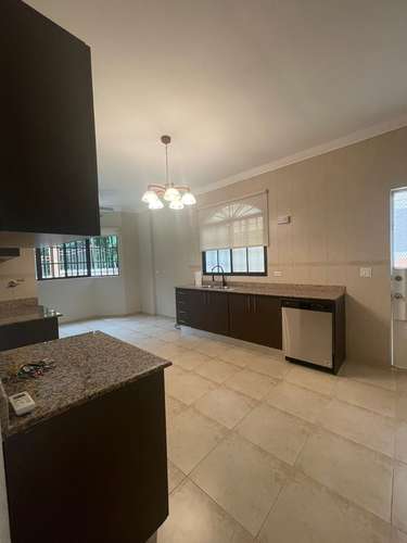 VENTA CASA CON AMPLIO PATIO EN CLAYTON - Imagen 4