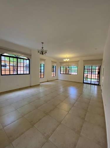 VENTA CASA CON AMPLIO PATIO EN CLAYTON - Imagen 2