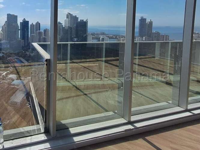 Venta de Amplia Oficina en Obarrio 27*3012Mfk