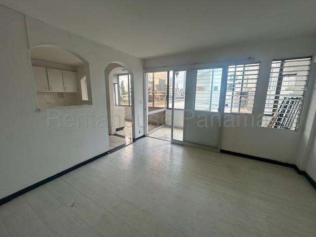 Amplio apartamento de 4 recámaras en Calle 50, San Francisco, con balcón y cerca del tráfico