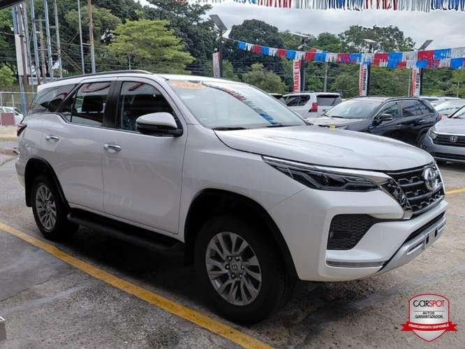 Toyota Fortuner SRV 2024 Automática EJ3536 - Imagen 3
