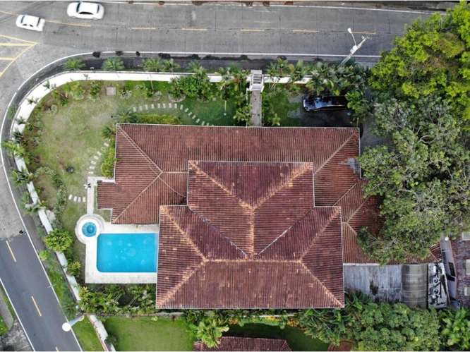 Se  Alquila  Casa con Piscina en Altos del Golf  Amoblada - Imagen 2