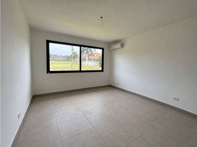 SE VENDE HERMOSA CASA 600M EN PH MALIBU LAKES CON PISCINA Y JACUZZI