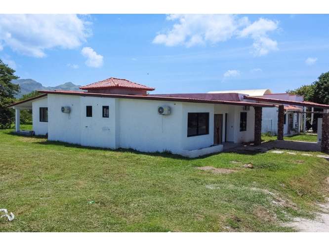 SE VENDE HERMOSA CASA 600M EN PH MALIBU LAKES CON PISCINA Y JACUZZI