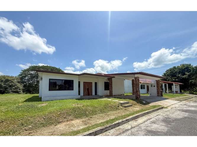 SE VENDE HERMOSA CASA 600M EN PH MALIBU LAKES CON PISCINA Y JACUZZI