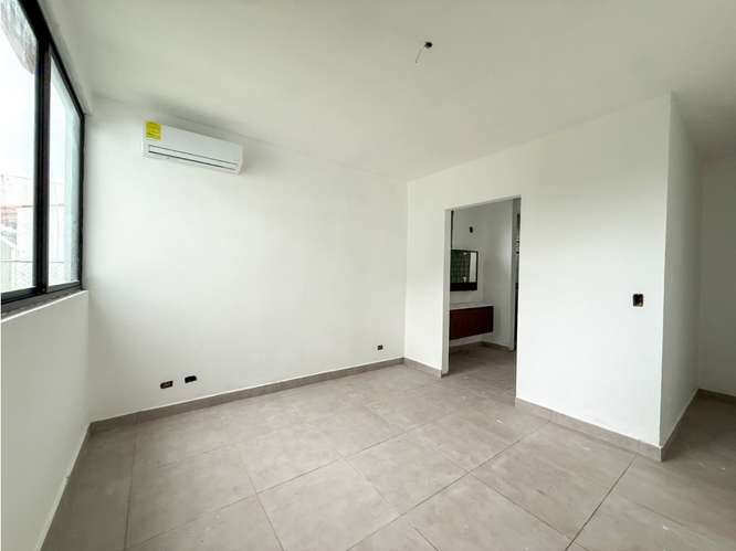 SE VENDE HERMOSA CASA 600M EN PH MALIBU LAKES CON PISCINA Y JACUZZI