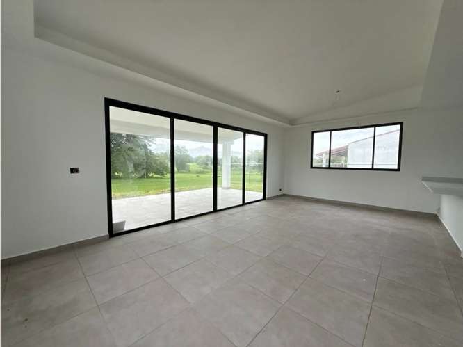 SE VENDE HERMOSA CASA 600M EN PH MALIBU LAKES CON PISCINA Y JACUZZI