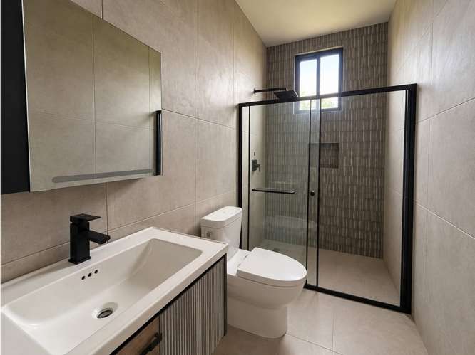SE VENDE HERMOSA CASA 600M EN PH MALIBU LAKES CON PISCINA Y JACUZZI