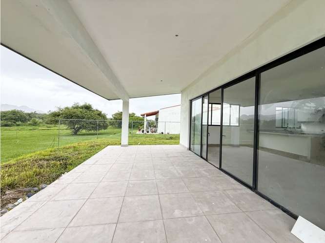 SE VENDE HERMOSA CASA 600M EN PH MALIBU LAKES CON PISCINA Y JACUZZI