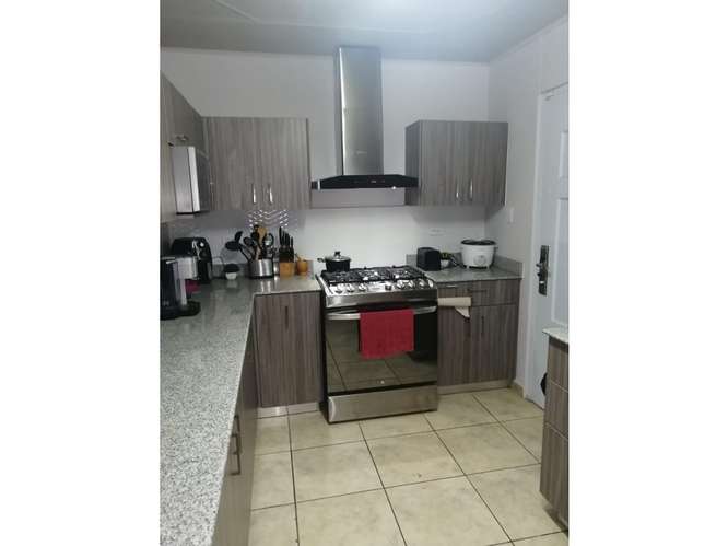 VENDO CASA BRISAS DEL GOLF CON PANALES SOLARES REMODELADA - Imagen 6