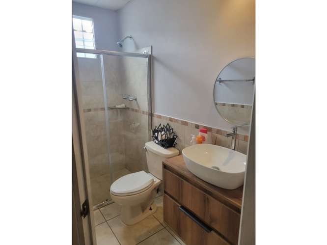 VENDO CASA BRISAS DEL GOLF CON PANALES SOLARES REMODELADA - Imagen 7