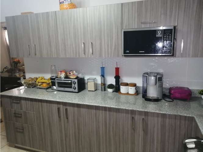 VENDO CASA BRISAS DEL GOLF CON PANALES SOLARES REMODELADA - Imagen 5