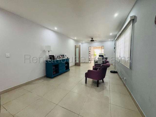Venta de casa en Los Laureles, Chanis *
