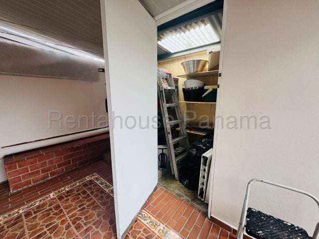 Venta de casa en Los Laureles, Chanis *